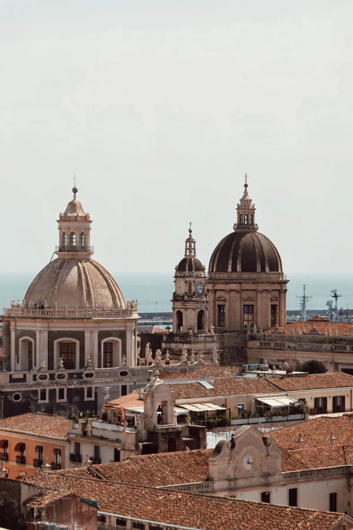 Le cupole e i tetti del centro storico di Catania